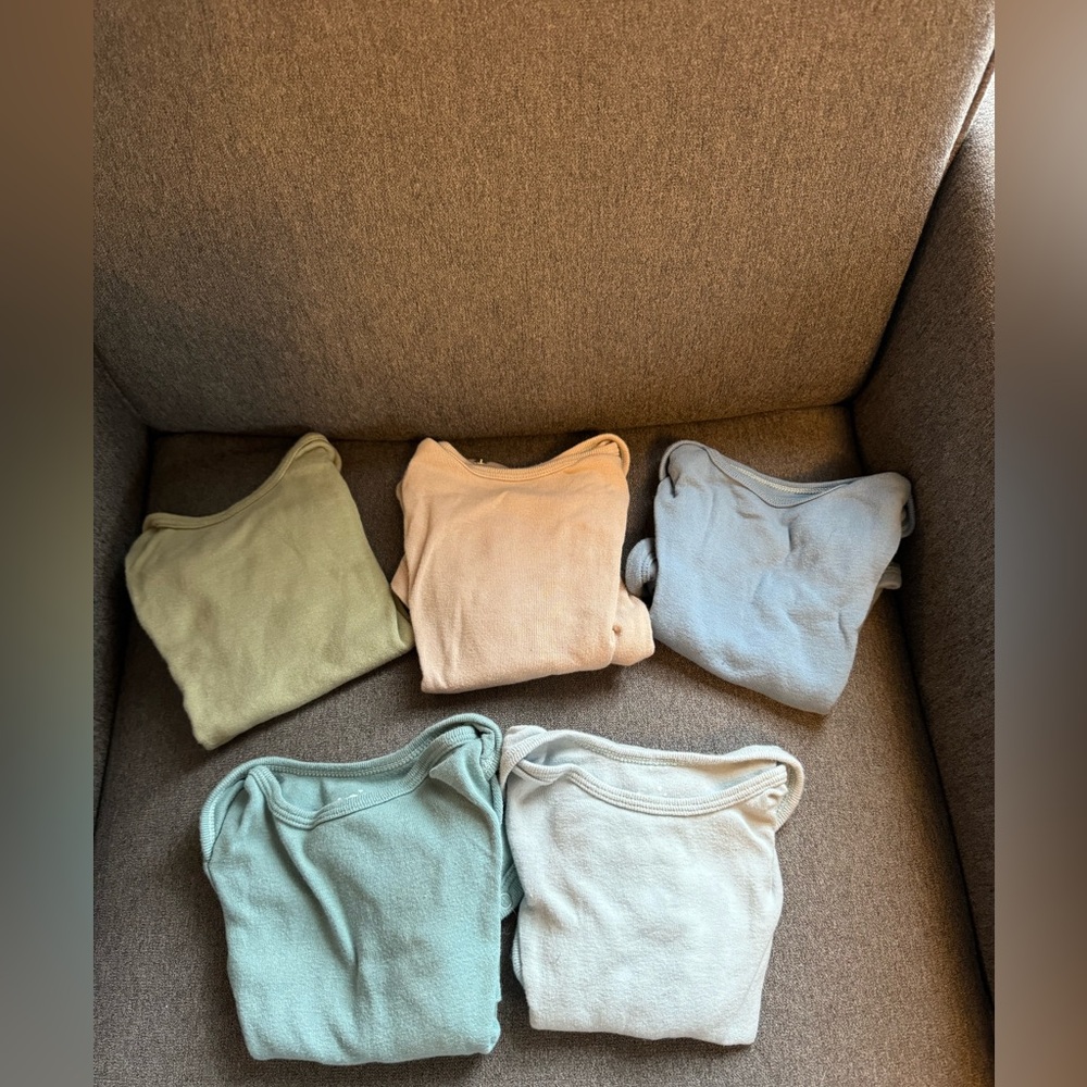 8 onesie bundle - Picture 3 of 4